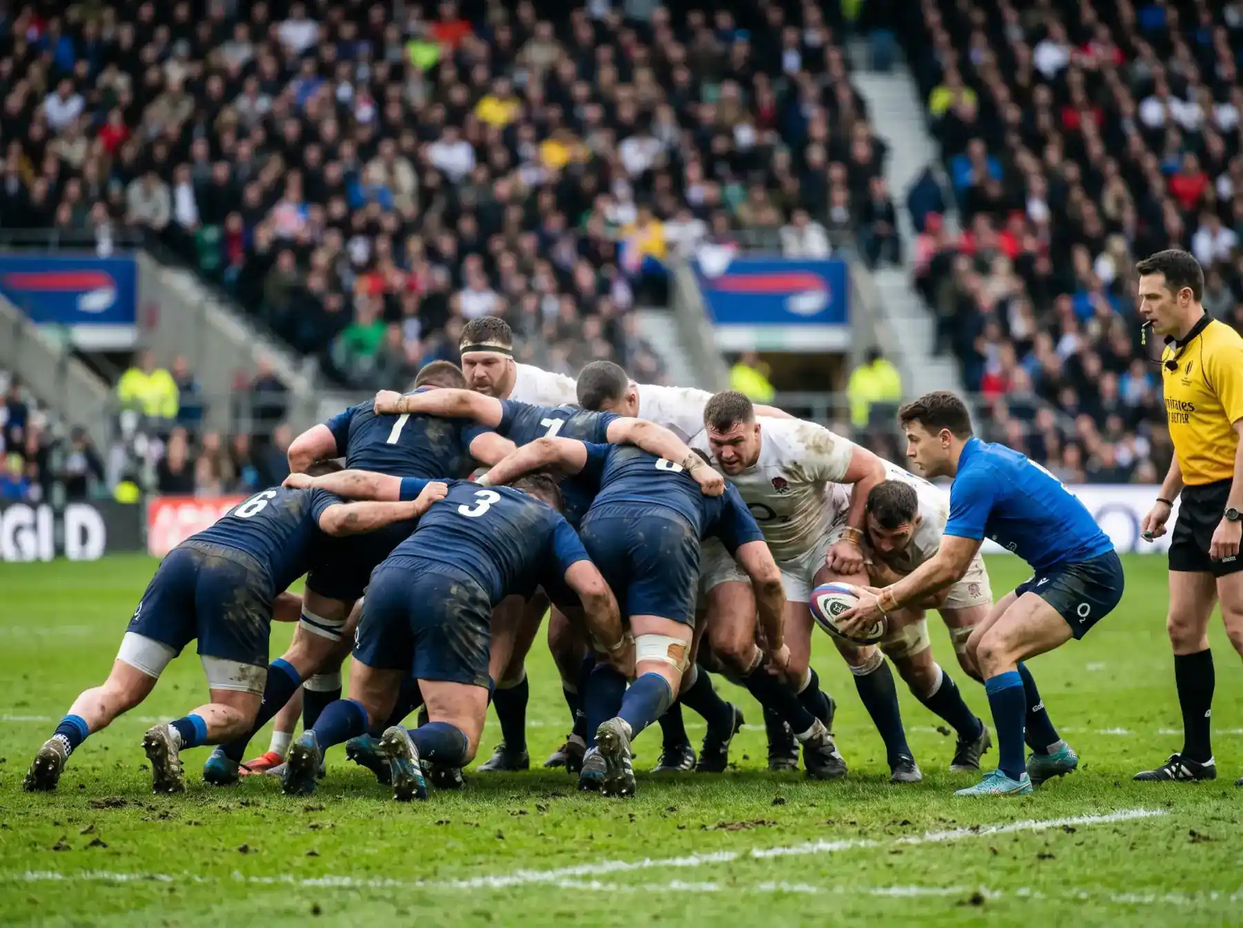 Jugadores de rugby en formación de scrum durante un partido internacional del Six Nations